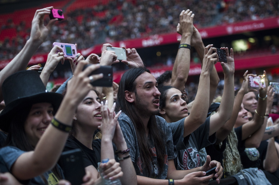 Fans de Guns N'Roses en primera fila. (Marisol RAMIREZ / ARGAZKI PRESS)