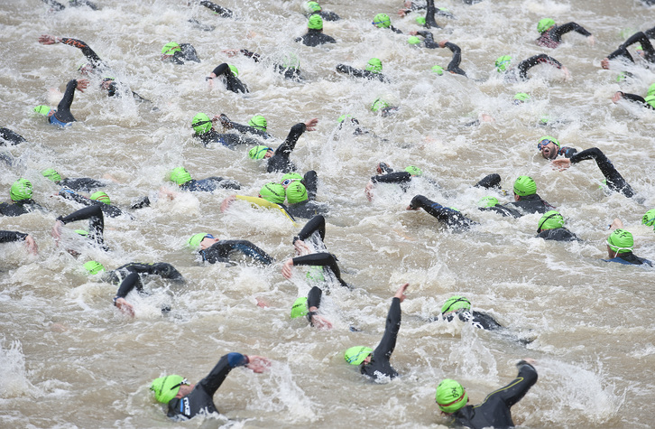 Nadadores en la ría en una prueba de triatlón en 2013. (Jon HERNAEZ / ARGAZKI PRESS)