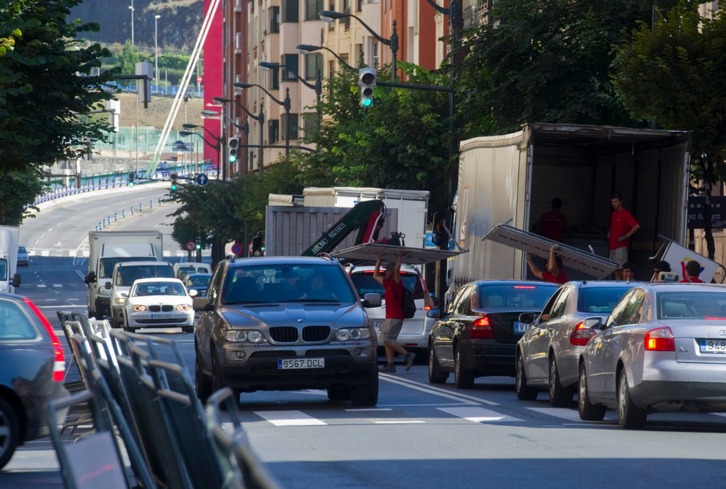 La asociación vecinal pide ralentizar el tráfico en Alameda Rekalde. (Marisol RAMIREZ / ARGAZKI PRESS)