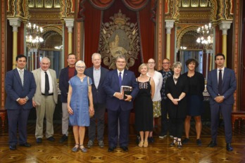 Aburto y otros representantes municipales durante el recibimiento realizado a la entidad que otorga el premio a la mejor ciudad europea. (Bilboko Udala)