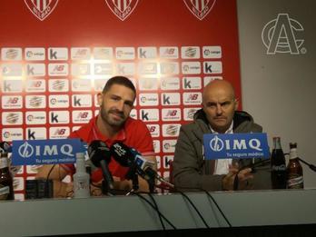 Yeray con el jefe de prensa del Athletic, Xabier Fernández. (ATHLETIC CLUB)