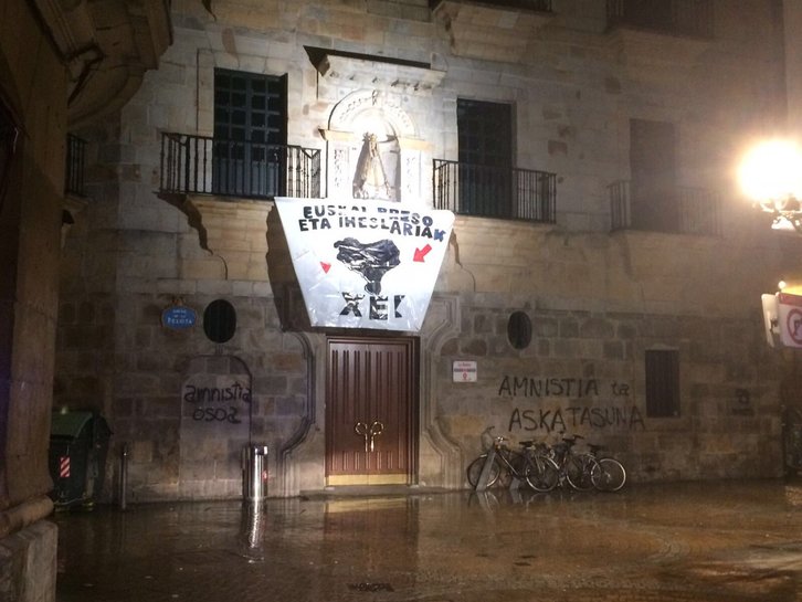 Pintadas y pancartas aparecidas este fin de semana en el Casco Viejo y denunciadas por Aburto en twitter. (@juanmariaburto)
