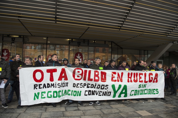 Trabajadores de la OTA al inicio de la huelga. (Monika DEL VALLE / ARGAZKI PRESS)