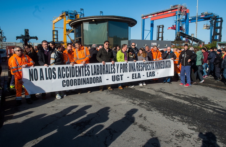 Concentración sindical en el puerto de Bilbo. (Luis JAUREGIALTZO / ARGAZKI PRESS)