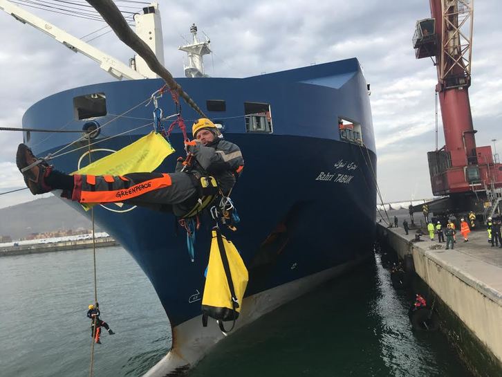 Activistas de Greenpeace encaramados a los amarres del barco Bahri Tabuk. (GREENPEACE) 