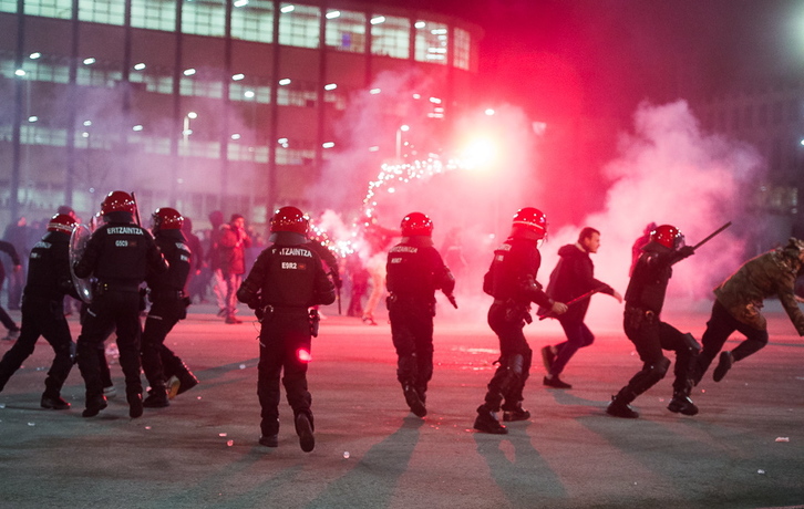 Incidentes en San Mamés antes del partido entre Athletic y Spartak. (Luis JAUREGIALTZO / FOKU)
