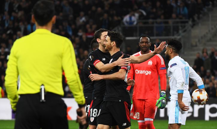 Aduriz celebra el gol marcado en Marsella. (ANNE-CHRISTINE POUJOULAT/AFP)