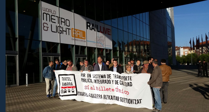 Concentración realizada ante el BEC por el foro a favor del billete único en Bizkaia. (@txartelbakarra)