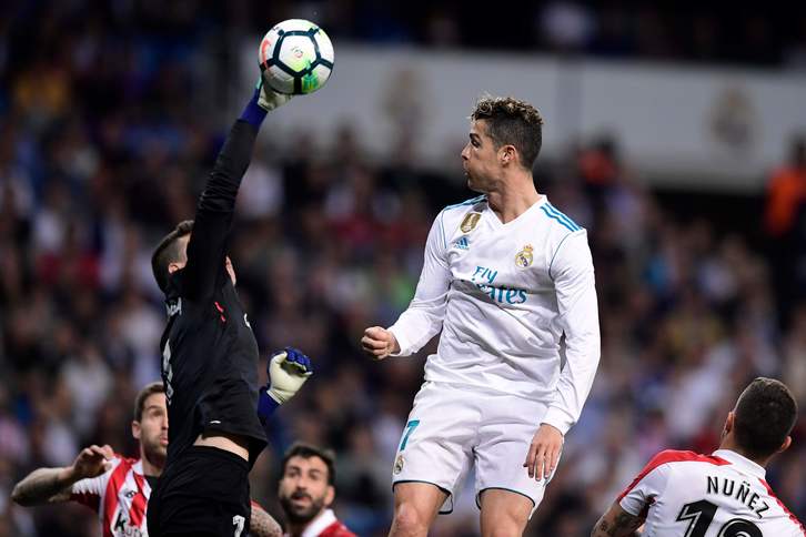 Kepa ante Cristiano Ronaldo. (Javier SORIANO / AFP)