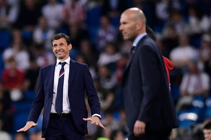 Ziganda junto a Zidane en el Bernabéu. (Javier SORIANO / AFP)