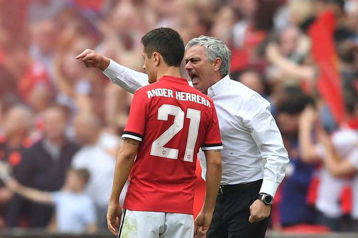 Mourinho abronca a Herrera en un partido del United. (Ben STANSALL / AFP)