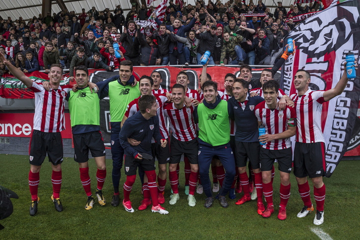 Jugadores del Bilbao Athletic celebran la clasificación. (Aritz LOIOLA / FOKU)