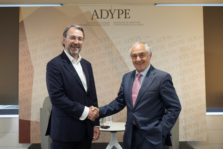 Pablo Otaola, a la izquierda, saluda al Presidente de ADYPE, Txema Vázquez Eguskiza.