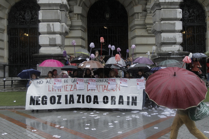 Protesta de las trabajadoras de limpieza ante la Diputación de Bizkaia. (Aritz LOIOLA / FOKU)