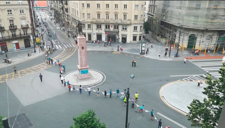 Imagen de la cadena humana por la plaza Circular de Bilbo con la que el Athletic anunciaba que se sumaba a la movilización. (@GARA_rpascual)