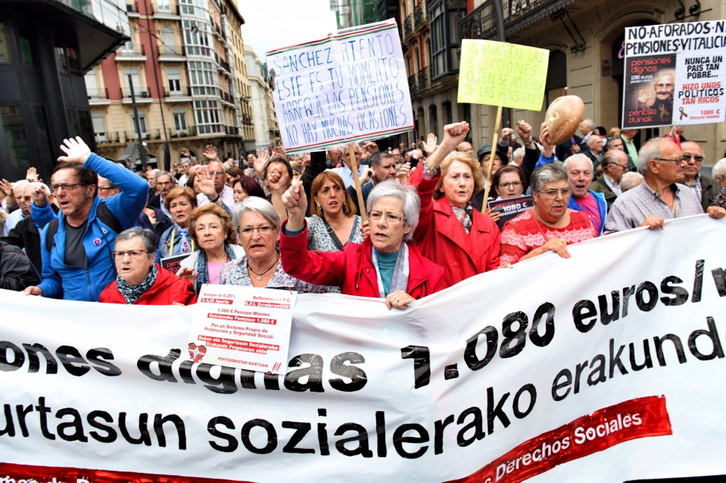 Manifestación de pensionistas por las calles de Bilbo. (Marisol RAMIREZ / FOKU)