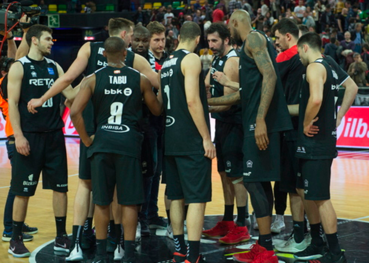 Jugadores del Bilbao Basket durante un partido en Miribilla. (Monika DEL VALLE / FOKU)