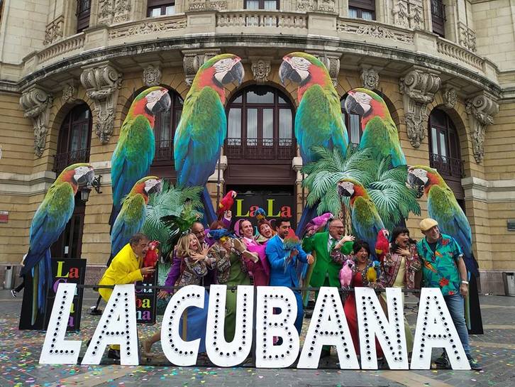La Cubana ha presentado ‘Adiós Arturo’ frente al Teatro Arriaga. (LA CUBANA)
