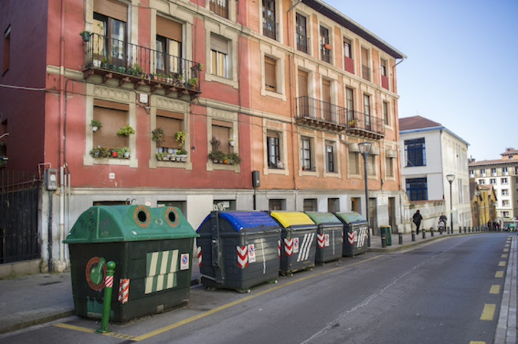 Contenedores para la recogida de residuos en una calle de Bilbo. (Marisol RAMIREZ/FOKU)