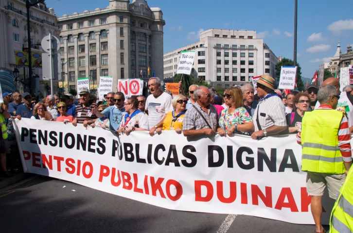 Pancarta que encabezaba la manifestación por las pensiones. (June PRIETO / FOKU))