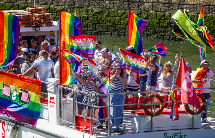 El desfile en barcos por la ría que denominan Ur Parade, es uno de los actos del Bilbao Bizkaia Pride. (Aritz LOIOLA / FOKU)