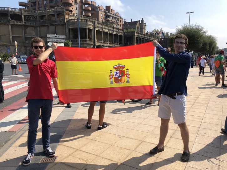 En su cuenta en twitter, desde Nuevas Generaciones del PP en Bizkaia reivindicaban que habían acudido a la salida de la Vuelta con banderas españolas. (@NNGGBizkaia)