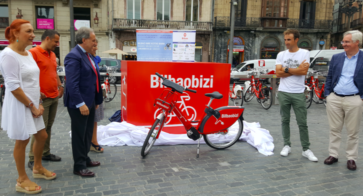 Rueda de prensa del servicio Bilbaobizi con concejales y el ex corredor Haimar Zubeldia. (Bilboko Udala)