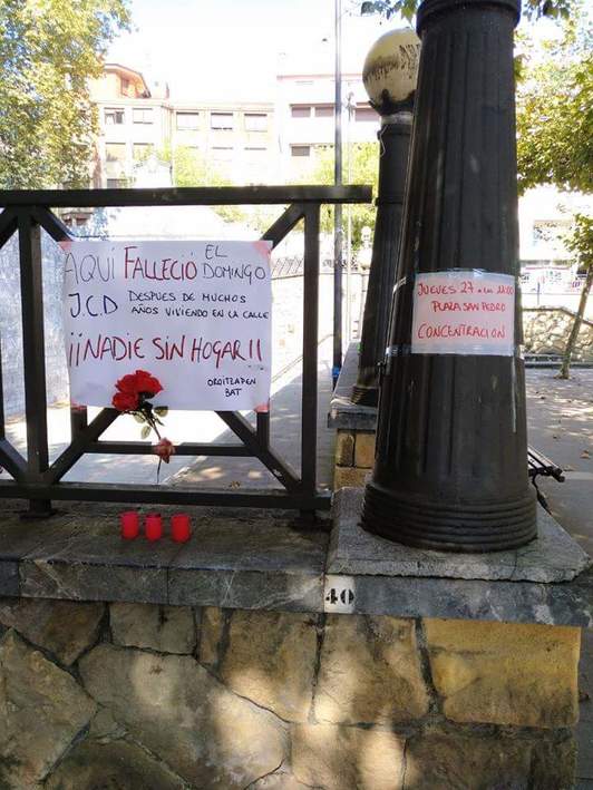 Carteles en denuncia de la muerte de una persona sin hogar en Deusto.