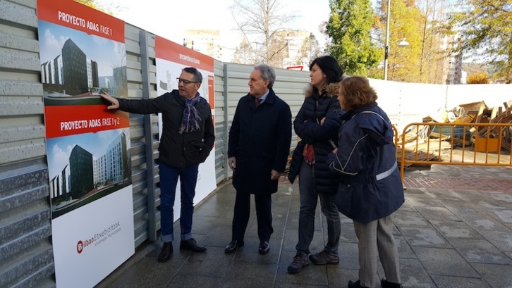 Visita de Goyo Zurro y Alfonso Gil las a obras de los alojamientos dotacionales de Ametzola (AYUNTAMIENTO DE BILBO)