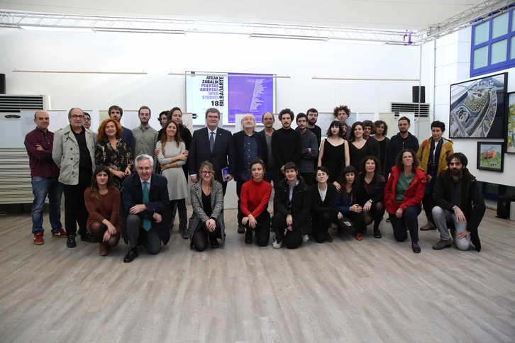 Representantes institucionales y artistas en la muestra de BilbaoArte..
