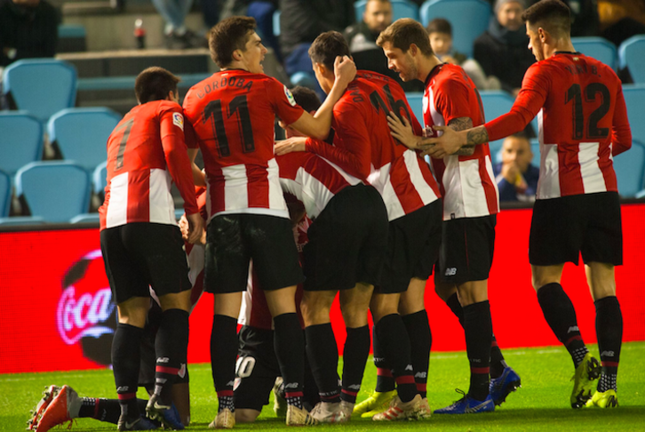 Jugadores del Athletic celebran el gol de Muniain en Vigo. (@AthleticClub)