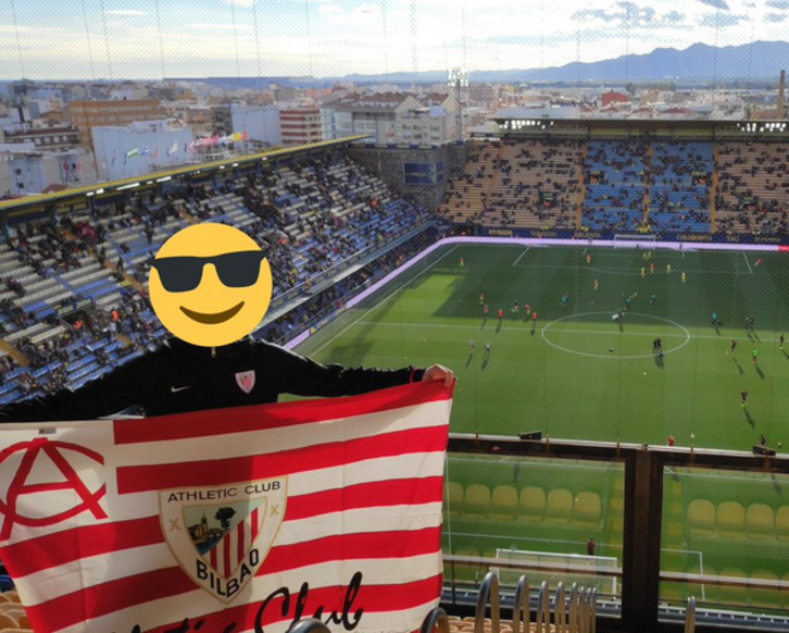 Iker Ardura posando con la bandera en el campo del Villarreal. (Vía twitter @ikerardura ).