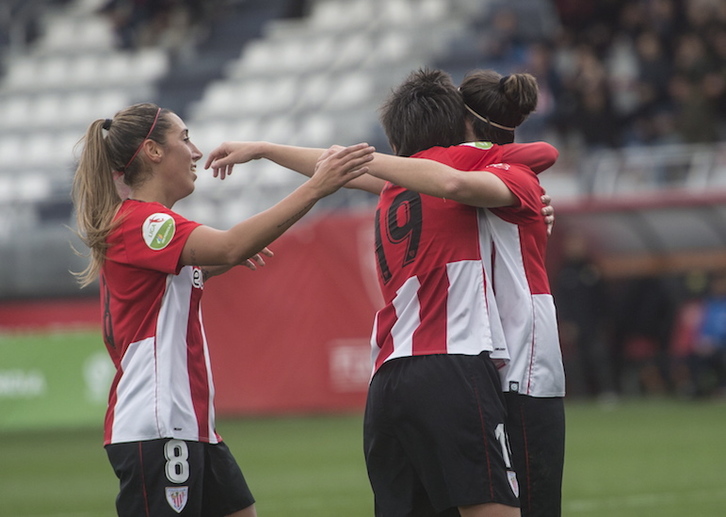 Erika y Nekane celebrando un gol del Athletic. (Aritz LOIOLA / FOKU)