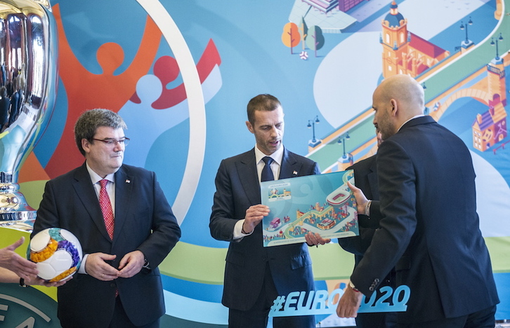Aburto con el presidente de la UEFA, Aleksander Ceferin, durante la presentación del logo. (Marisol RAMIREZ / FOKU)