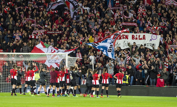 Jugadoras del Athletic saludad a la grada tras el histórico encuentro ante el Atlético. (Luis JAUREGIALTZO / FOKU)