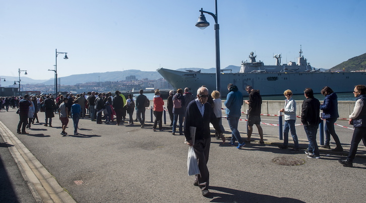 Colas para visitar el buque de la armada española en Getxo. (Luis JAUREGIALTZO / FOKU)