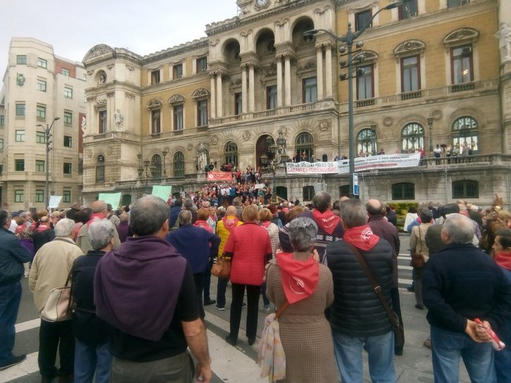 Concentración de los pensionistas frente al Ayuntamiento de Bilbo. (vía twitter @EHBilduBilbo)