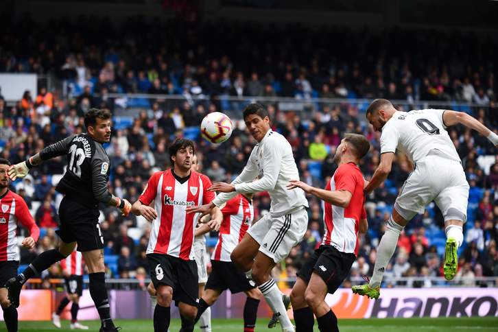 Cabezazo de Benzema tras la salida en falso de Iago y que acaba en el 2-0 (Gabriel BOUYS / AFP)