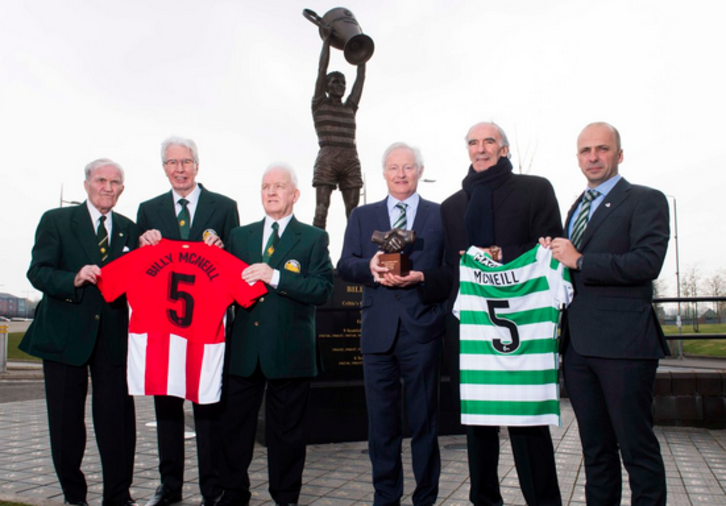 Iribar en Glasgow entregando el One Club Award a una delegación del Celtic en nombre de Billy McNeill. (vía twitter @AthleticClub)