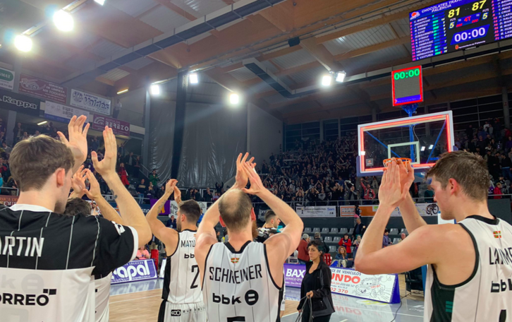 Jugadores del Bilbao Basket saludan a aficionados. (@CDBILBAOBASKET)