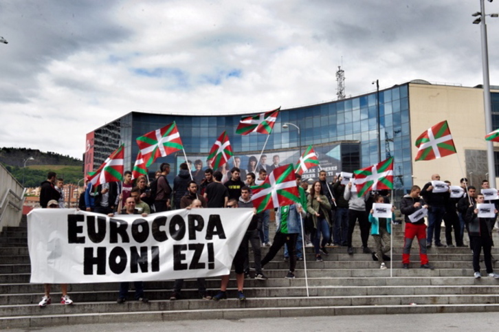 Protesta en los aledaños de San Mamés por la Eurocopa de 2020. (FOKU)
