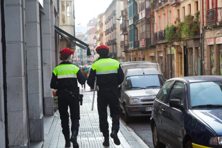 Policías municipales patrullando por San Francisco. (@Bilbao_Polizia)