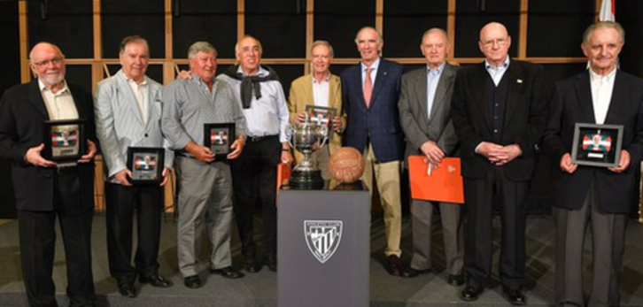 Siete representantes del equipo del Athletic Club que conquistó la Copa de 1969 han sido homenajeados. (@AthleticClub)