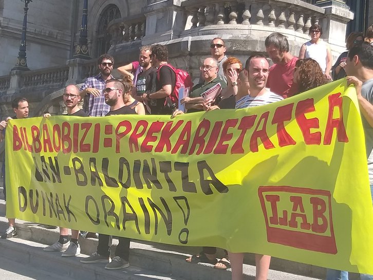 Protesta de trabajadores de Bilbao Bizi ante el Ayuntamiento: (@brunobilbo)