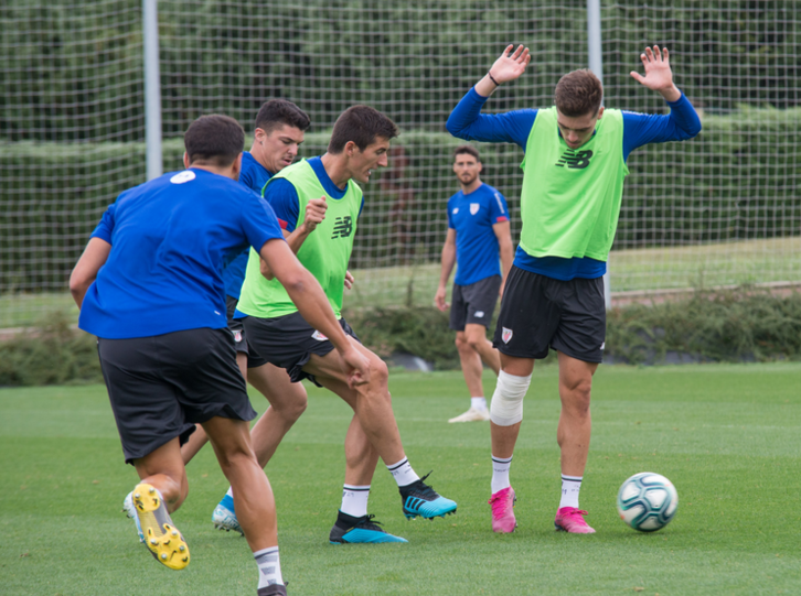 Córdoba ha entrenado con un vendaje en la rodilla y después se ha retirado del entrenamiento. (@AthleticClub)