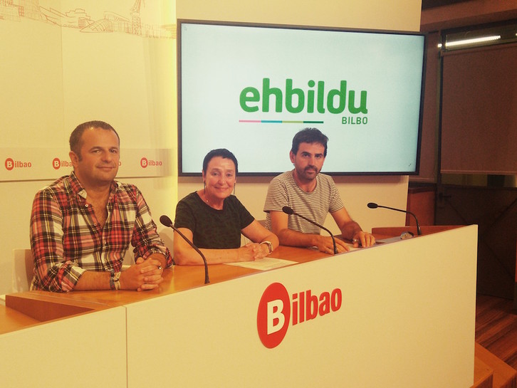 Bruno Zubizarreta, Jone Goirizelaia y Asier González, ediles de EH Bildu en Bilbo.