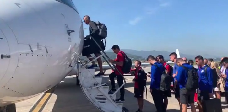 Expedición del Athletic subiendo al avión en Loiu. (@AthleticClub)
