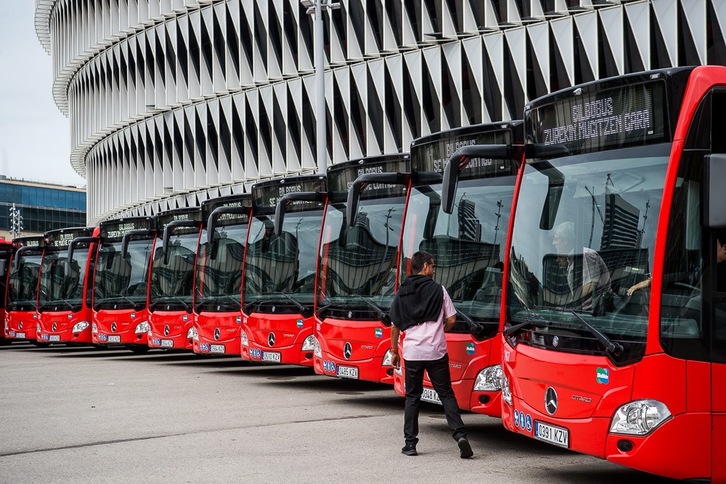Nuevos autobuses híbridos en el exterior de San Mamés. (Luis JAUREGIALTZO | FOKU)