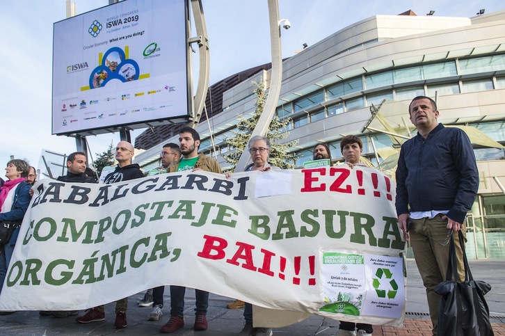 Concentración de Zero Zabor Bizkaian frente al Palacio Euskalduna. (Marisol RAMIREZ | FOKU)