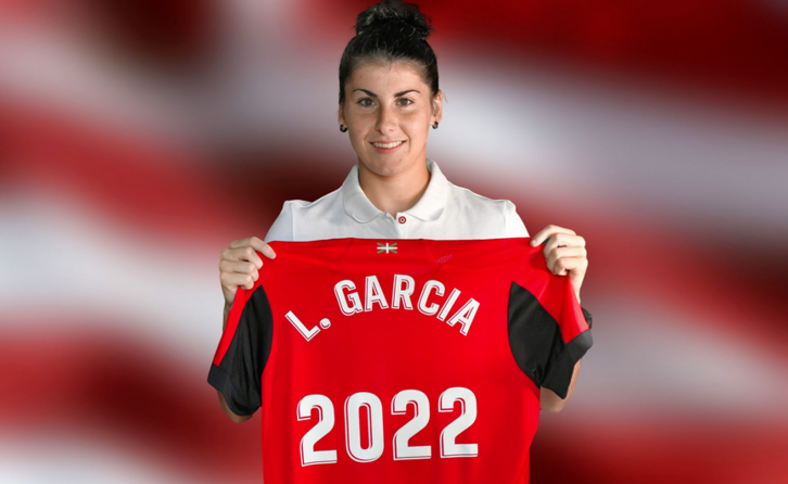 Lucía García posando con una camiseta con la fecha de renovación hasta 2022. (@AthleticClub)